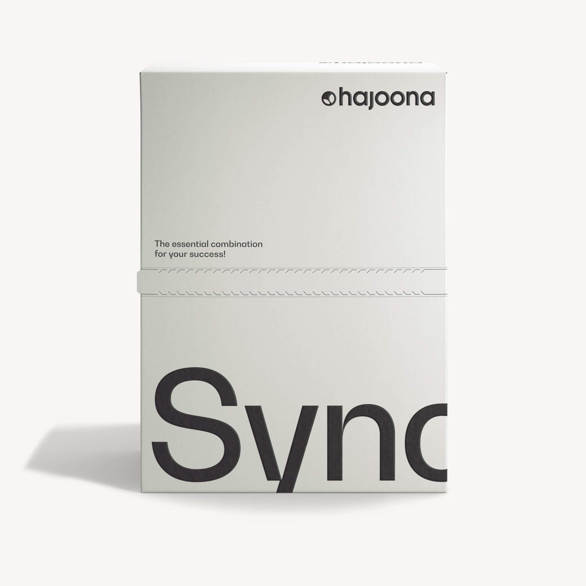 Zu sehen ist eine Umverpackung des hajoona Sync Produkts. Auf der Verpackung ist das hajoona Logo und das Wort “Sync” in schwarz zu sehen. Die Verpackung ist weiß und modern gestaltet und vermittelt Dynamik und Energie.