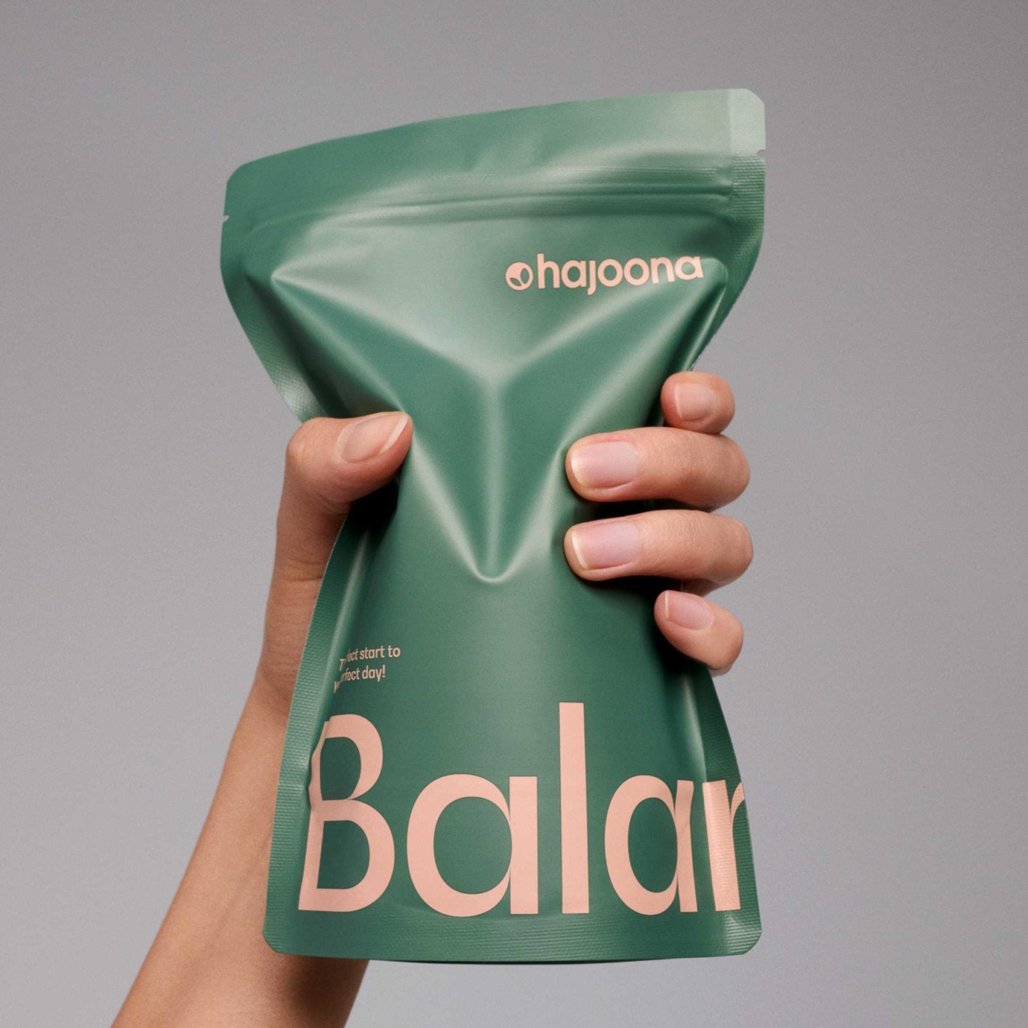 Das hajoona Balance Produkt unterstützt dich bei deinem täglichen Start in den Tag. Die innovative Verpackung in Grün mit Peach-Details sorgt für einfache Handhabung und bewahrt die Frische. Balance versorgt deinen Körper mit wertvollen Nährstoffen und hilft dir, mehr Energie und innere Ruhe zu finden.