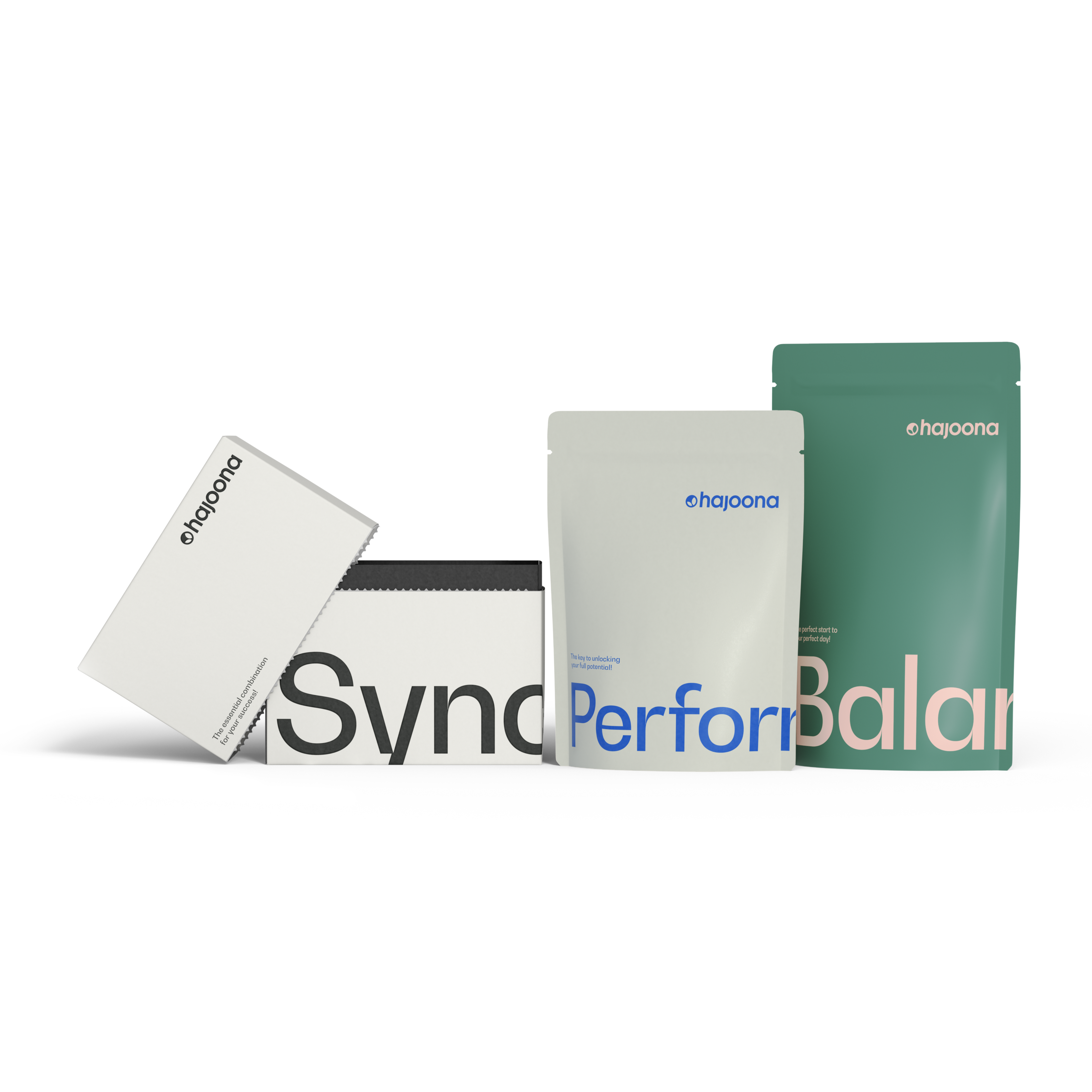 Produktabbildung des hajoona Sync Bundles. Links sieht man eine weiße Kartonage mit geöffnetem Deckel und einer schwarzen Aufschrift “Sync”. In der Mitte steht ein grauer Standbeutel mit blauer Aufschrift “Performance. Rechts steht ein grüner Standbeutel mit peachfarbener Aufschrift “Balance”.